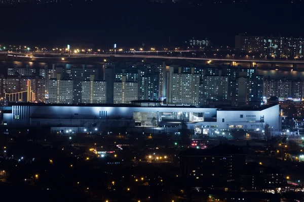 美丽的夜晚，在市中心 — 图库照片