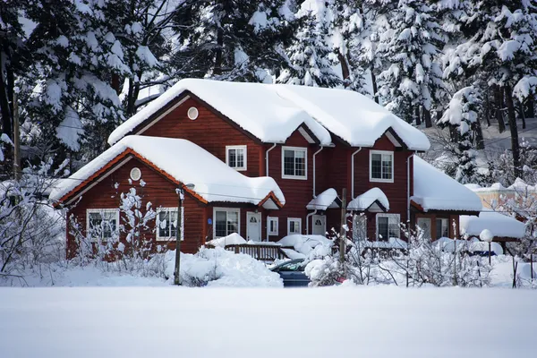 Hus i snön Stockbild