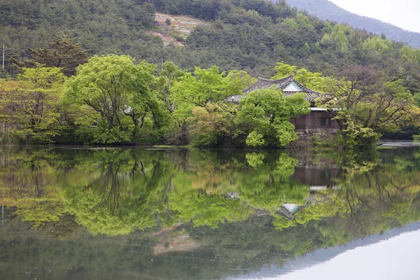 Huis aan de rivier in Zuid-Korea — Stockfoto