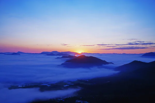 Nuages dans les montagnes — Photo