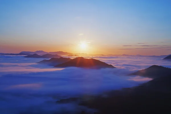 Bulutlarda dağlar — Stok fotoğraf