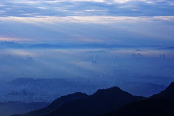 Ciudad en las montañas — Foto de Stock