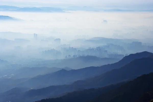 Ciudad en las montañas — Foto de Stock