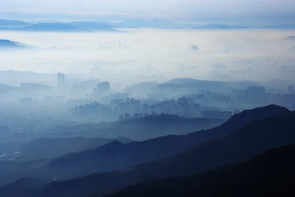 Ciudad en las montañas — Foto de Stock