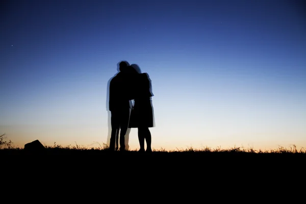 Céu noturno com as figuras de silhueta — Fotografia de Stock