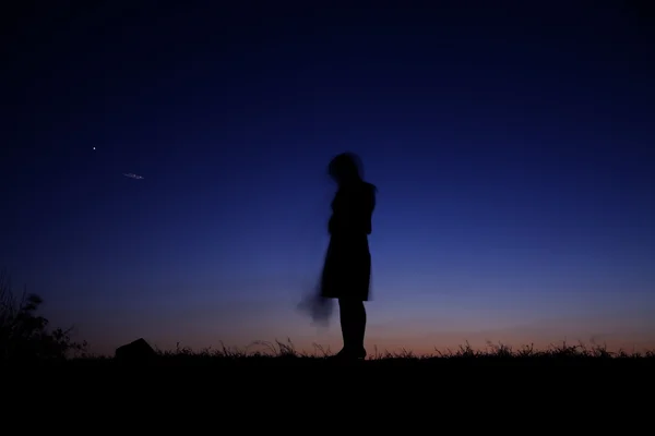 Nachtelijke hemel met de silhouet cijfers — Stockfoto