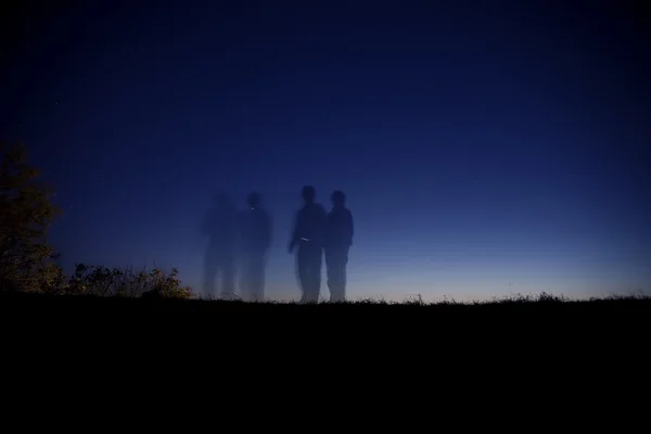 Céu noturno com as figuras de silhueta — Fotografia de Stock