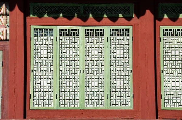 Традиционная дверь — стоковое фото