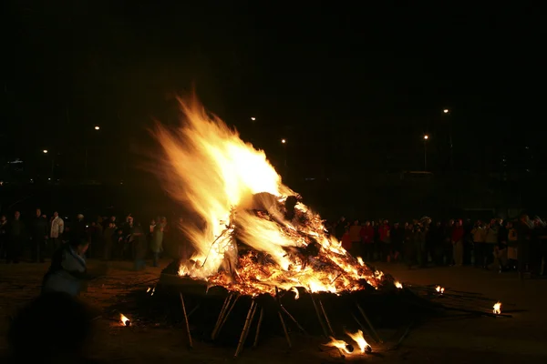 Mensen verbranden brand op volle maan festival — Stockfoto