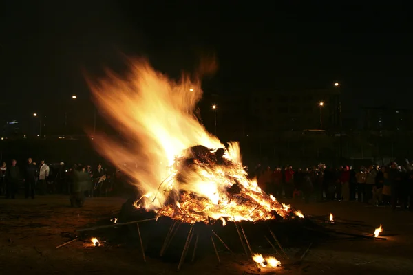 Ludzie palą ogień full moon Festival — Zdjęcie stockowe