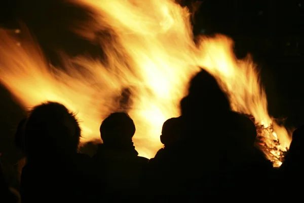 Mensen verbranden brand op volle maan festival — Stockfoto