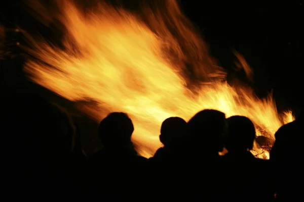 Pessoas queimam fogo no Festival da Lua Cheia — Fotografia de Stock