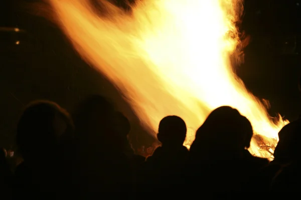 Pessoas queimam fogo no Festival da Lua Cheia — Fotografia de Stock