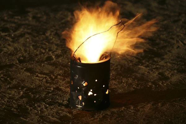 Menschen verbrennen Feuer bei Vollmondfest — Stockfoto