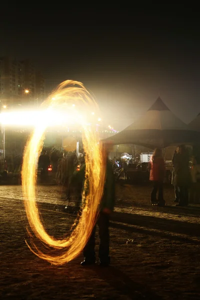 La gente quema fuego en el Festival de Luna Llena —  Fotos de Stock