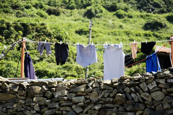 Lavare i vestiti sulla linea — Foto Stock