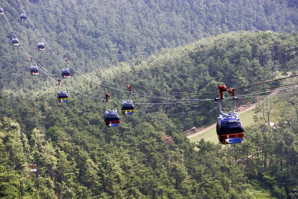 Ropeway através das montanhas Mireuksan — Fotografia de Stock