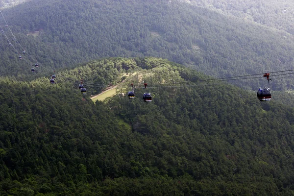 Ropeway através das montanhas Mireuksan — Fotografia de Stock