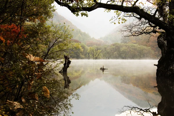 Herfst landschap met prachtige Jusanji meer — Stockfoto