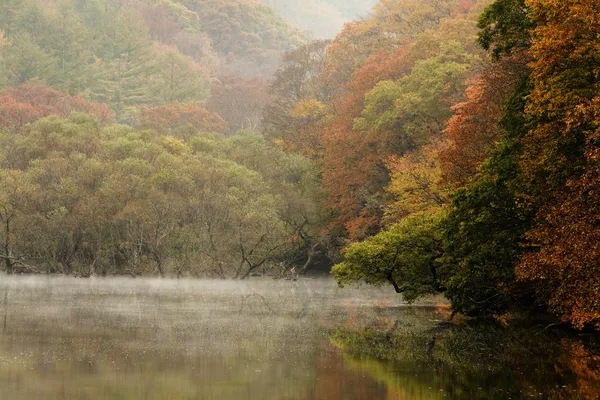 Herfst landschap met prachtige Jusanji meer — Stockfoto