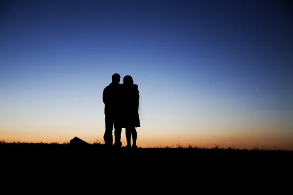 Nachtelijke hemel met de silhouet cijfers — Stockfoto