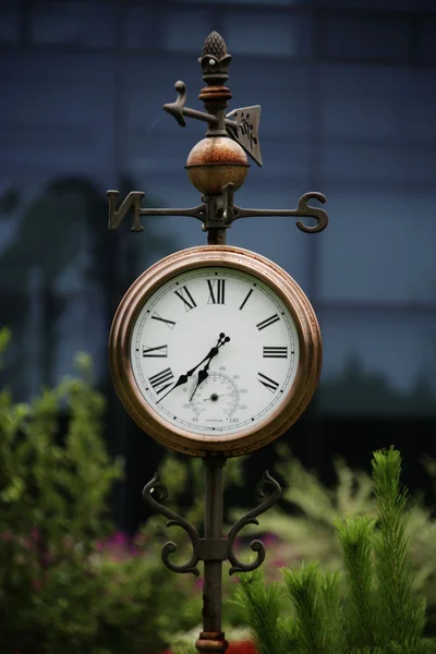 The clock tower in the park — Stock Photo, Image