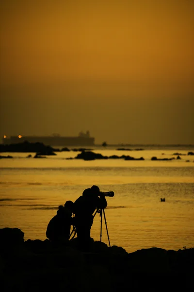 People on the shore pictures sunrise — Stock Photo, Image