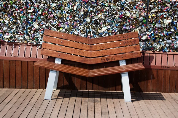 Tusentals kärlek hänglås och en bänk framför — Stockfoto