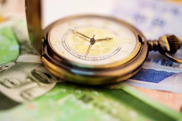 Валюта Южной Кореи Вон с карманными часами — стоковое фото