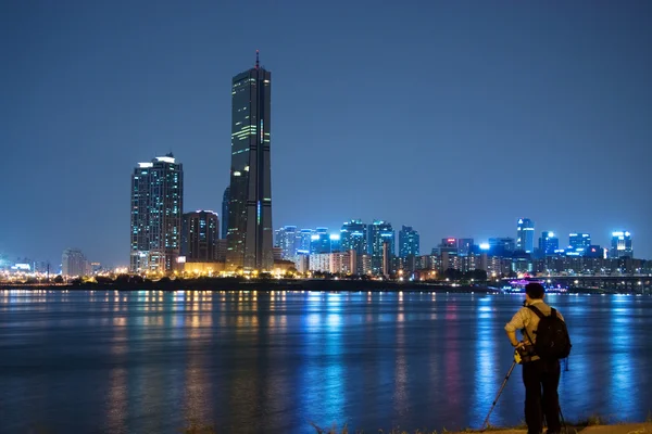 Man on the shore of Han River  with views across to Seoul — Stock Photo, Image