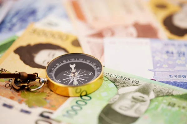 Sydkoreanska vann valuta med kompass Stockfoto