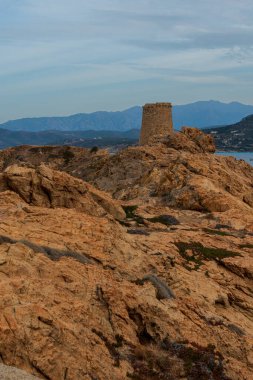 Rousse Adası ya da Red Island, Korsika, Fransa, saat kulesi, manzara ve seyahat, tatil beldesi .