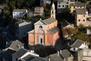 Nonza köyündeki kilise, Korsika, Fransa, manzara tipik Korsika kasabası.