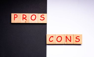 Artılar ve eksiler karar verme arkaplanı, siyah ve beyaz ve kırmızı grafik arkaplanı lehine ve aleyhinde .