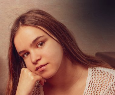 Genç bayan evde sıkılmış görünüyor. Güzel sanat portresi. .