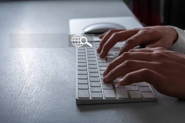 İnternet ağı ev alışverişi konseptiyle ilgili bilgi arayan bir adam. Klavye üzerinde arama çubuğu. Kopyalama alanı olan erkek metin yazıcılarının eli