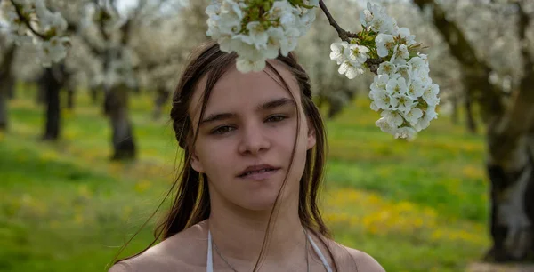 Retrato Uma Jovem Mulher Vestindo Vestido Branco Pomar Cereja Com — Fotografia de Stock