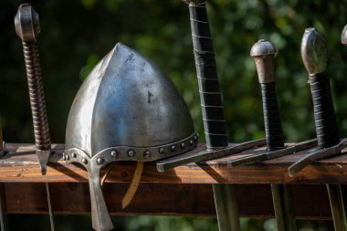 Viking kampında Viking miğferi ve kılıcı, tarihi canlandırma .