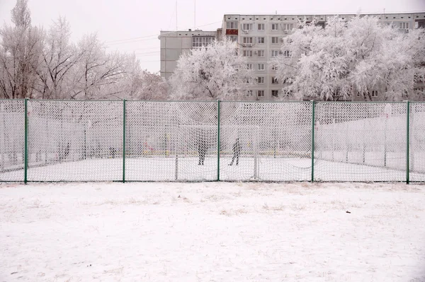 Χιονισμένο Γήπεδο Κοντά Στο Σχολείο Του Βόλγκογκραντ — Φωτογραφία Αρχείου