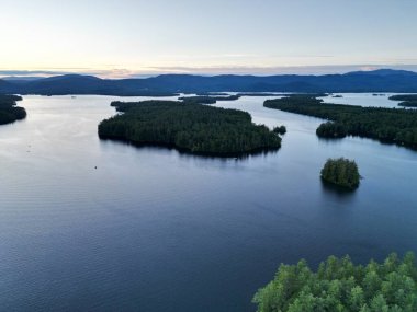 Adalar ve Squam Gölü yaz boyunca insansız hava aracı ile tepemizde.