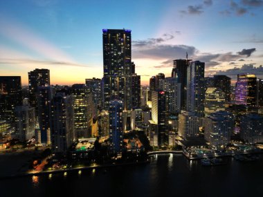 Miami şehir merkezinde güneş batıyor. Brickell silueti yaz insansız hava aracı ile gökyüzünde.