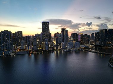 Miami şehir merkezinde güneş batıyor. Brickell silueti yaz insansız hava aracı ile gökyüzünde.