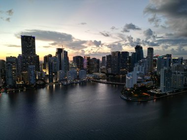 Miami şehir merkezinde güneş batıyor. Brickell silueti yaz insansız hava aracı ile gökyüzünde.