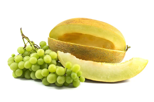 Čerstvý žlutý meloun s plátkem a hrozny izolovaných na bílém — Stock fotografie