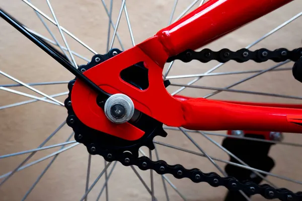 Подробный Обзор Красных Велосипедных Механизмов Цепи Спиц — стоковое фото