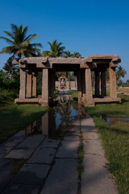 Laxmi Narasimha türbesinin dikey görüntüsü sütun yapısında izole edilmiştir: Hampi, Karnataka, Hindistan-Şubat 01.2022