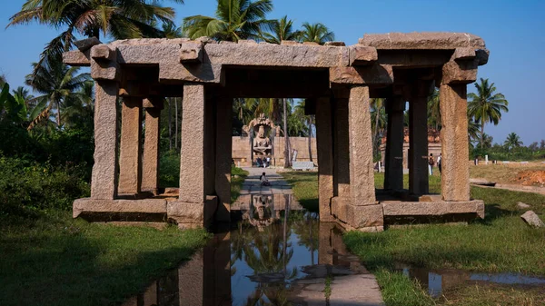 Długi Widok Posąg Laxmi Narasimha Izolowany Strukturze Filarów Hampi Karnataka — Zdjęcie stockowe