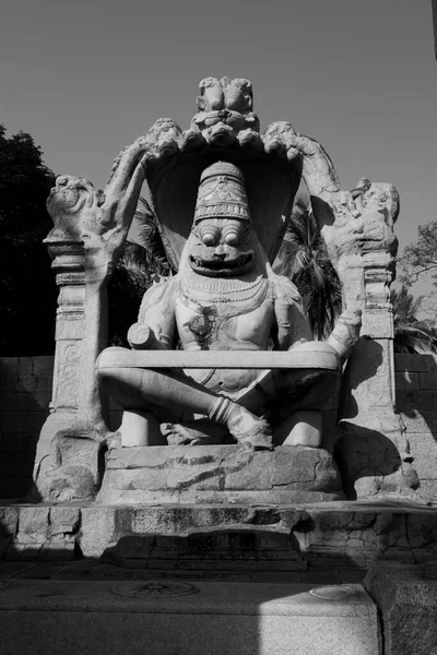 ラクシー ナラシマ像全額撮影モノクロ インド カルナータカ州ハンピ2022年2月1日 — ストック写真