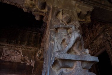 Sütunlardaki Durga tapınağı heykelleri, Aihole, Karnataka, Hindistan-31 Ocak 2022