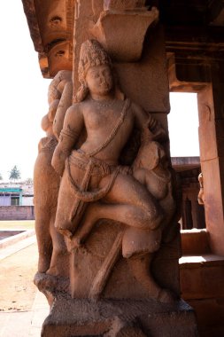Durga tapınağının sütunlardaki güzel manzarası, Aihole, Karnataka, Hindistan-31 Ocak 2022